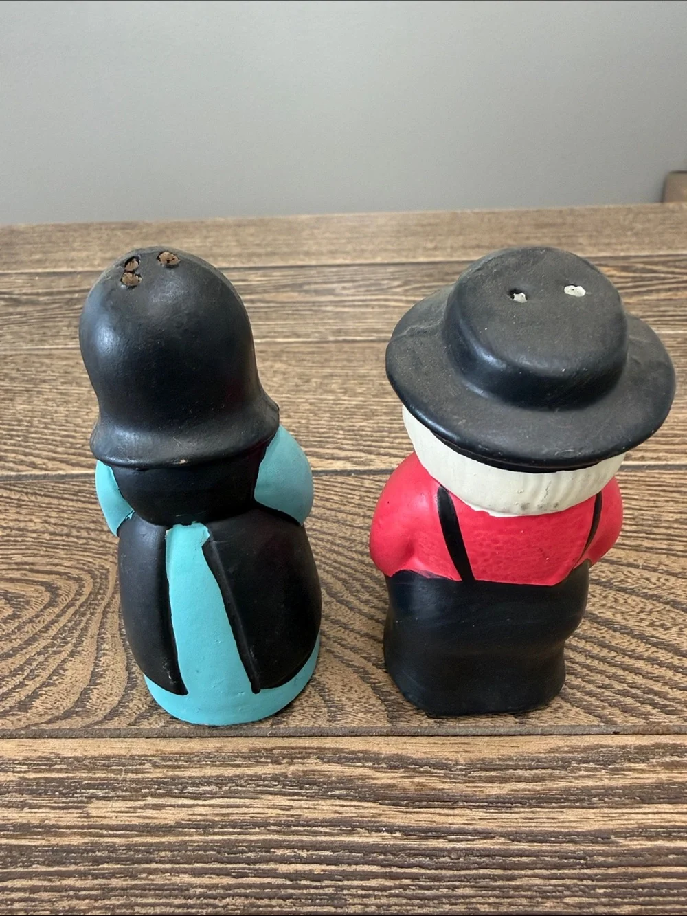 Vintage Amish Husband & Wife Farmers Hand painted Ceramic Salt &‎ Pepper Shakers